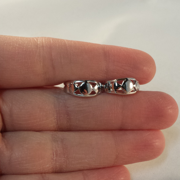 18K White Gold Carved Huggie Hoop Earrings 15mm - Picture 4 of 4